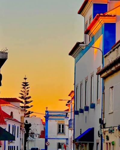 Rua da vila da Ericeira ao pôr do sol